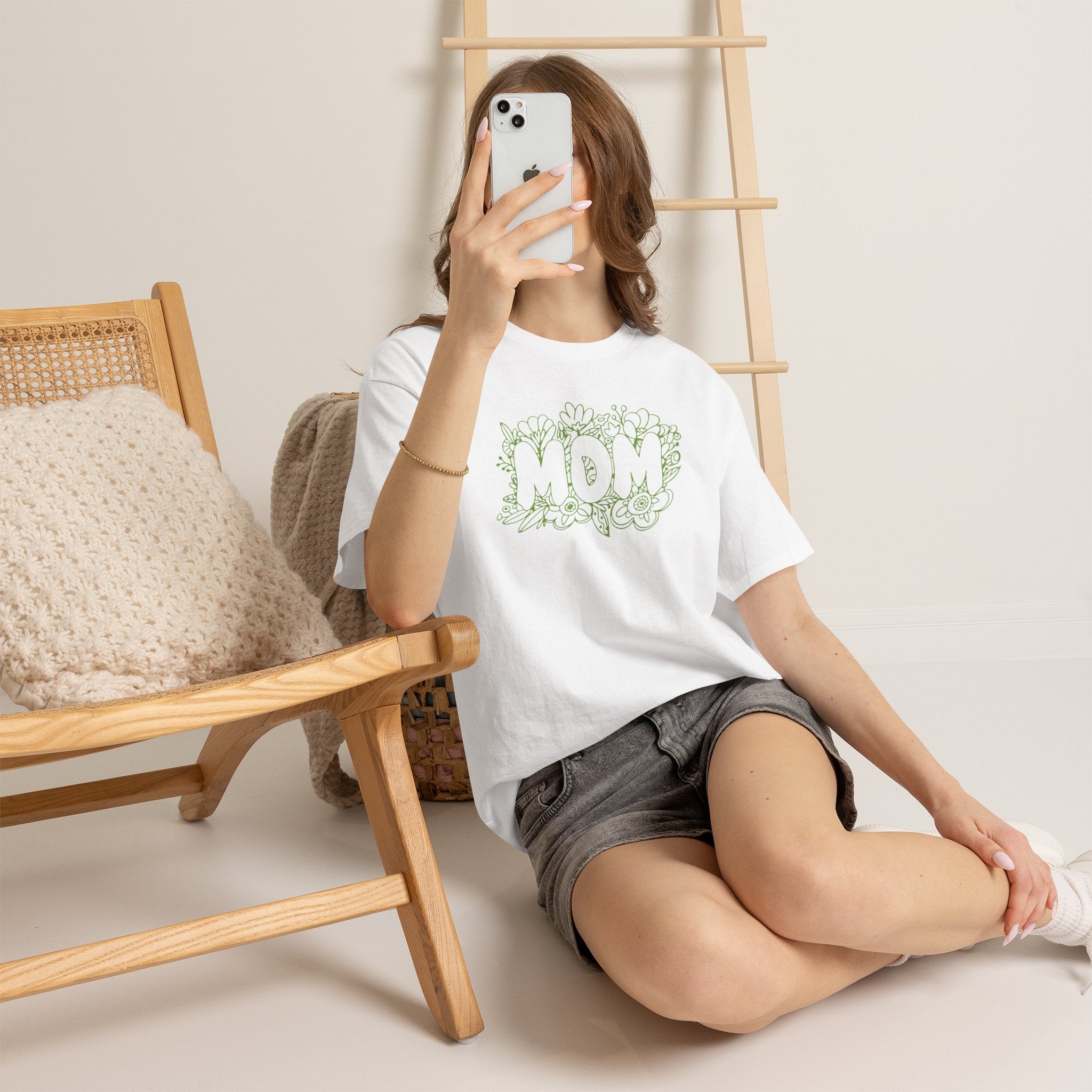 Mom Floral Outline T-Shirt — "MOM" Flower Doodle Tee for Mother's Day & Everyday